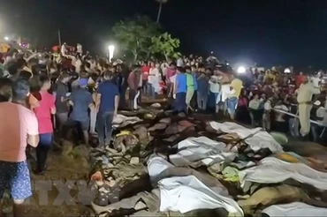 Thi thể các nạn nhân tại hiện trường vụ tai nạn tàu hỏa kinh hoàng ở Balasore, bang Odisha, Ấn Độ tối 2/6/2023. (Ảnh: AFP/TTXVN)