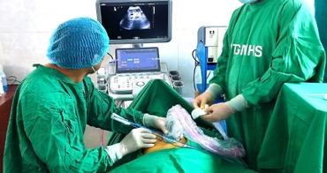 Bác sĩ thực hiện phương pháp hủy khối u bằng sóng cao tần cho bệnh nhân.