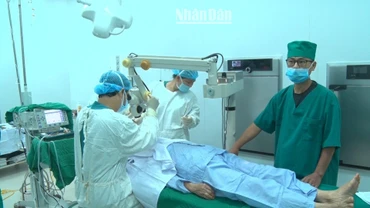 Các bệnh nhân được phẫu thuật mổ mắt theo kỹ thuật hiện đại.