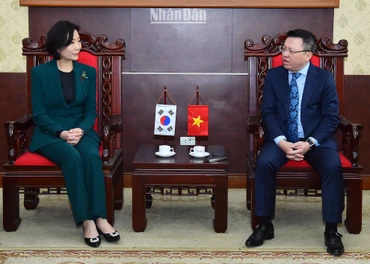 Tổng Biên tập Lê Quốc Minh tiếp Đại sứ Hàn Quốc Oh Youngju tới thăm và làm việc tại Báo Nhân Dân. (Ảnh: THỦY NGUYÊN)