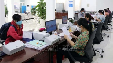 Giải quyết hồ sơ, thủ tục hành chính cho các doanh nghiệp. (Ảnh minh họa: TTXVN) 