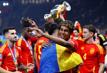 Các cầu thủ Tây Ban Nha ăn mừng cùng chiếc cúp vô địch EURO 2024. (Ảnh: Reuters) 