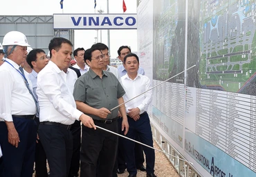Thủ tướng Phạm Minh Chính xem báo cáo Dự án mở rộng Nhà ga hành khách T2, Cảng Hàng không quốc tế Nội Bài.