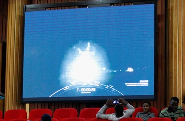 Quá trình chuẩn bị phóng vệ tinh Taifa-1 – vệ tinh quan sát trái đất đầu tiên của Kenya, tại Hội trường Taifa của Đại học Nairobi, thủ đô Nairobi, Kenya, ngày 14/4/2023. (Ảnh: Reuters)