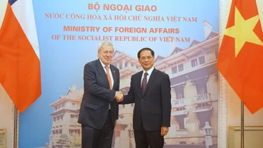 Bộ trưởng Ngoại giao Bùi Thanh Sơn và Bộ trưởng Ngoại giao Chile Alberto Van Klaveren. (Ảnh: TRUNG HƯNG) 