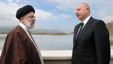Tổng thống Iran Ebrahim Raisi (trái) và Tổng thống Azerbaijan Ilham Aliyev (phải) trò chuyện trong lễ khánh thành đập Qiz-Qalasi trên sông Aras ở phía tây bắc Iran. (Ảnh: Văn phòng Tổng thống Iran/EPA)