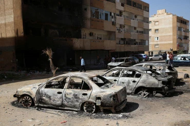 Nhiều ô-tô bị cháy sau đụng độ ở Tripoli, Libya, ngày 28/8/2022. (Ảnh: Reuters)