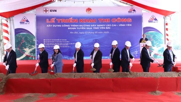 Các đại biểu thực hiện nghi thức triển khai thi công đường dây 500KV Lào Cai-Vĩnh Yên, đoạn tuyến qua tỉnh Yên Bái.