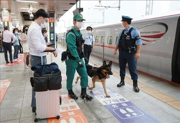 Cảnh sát Nhật Bản tăng cường kiểm tra an ninh tại Tokyo, ngày 20/9/2022. (Ảnh: AFP/TTXVN)