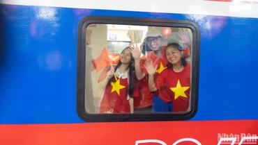 Đoàn tàu Thống nhất lan tỏa niềm tự hào dân tộc trên đường ray đất nước. (Ảnh: TRUNG HƯNG) 