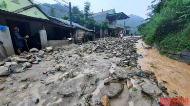 Bản Hòa Sơn, xã tà Cạ bị lũ quét tràn qua