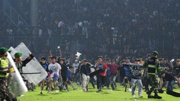 Cổ động viên quá khích tràn vào sân vận động Kanjuruhan, sau thất bại 2-3 của Arema FC trước Persebaya Surabaya. (Ảnh: Tribunnews)