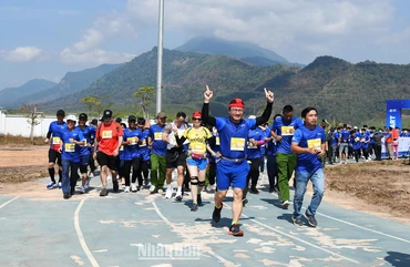 Đồng chí Khuất Việt Hùng, Phó Chủ tịch Chuyên trách Ủy ban An toàn giao thông quốc gia chạy cùng với các vận động viên.