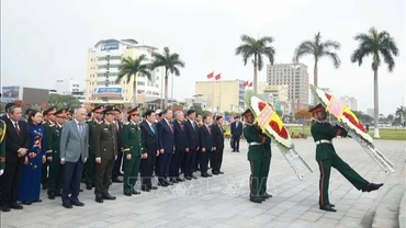 Tổng Bí thư Tô Lâm và các đại biểu dâng hương tưởng niệm các Anh hùng liệt sĩ tại Đài tưởng niệm thành phố Đà Nẵng. (Ảnh: TTXVN)