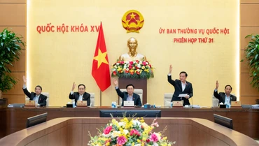 Lãnh đạo Quốc hội biểu quyết thông qua việc sắp xếp, thành lập các phường thuộc thị xã Gò Công và thành lập thành phố Gò Công, tỉnh Tiền Giang, tại Phiên họp thứ 31 của Ủy ban Thường vụ Quốc hội. (Ảnh: quochoi.vn)