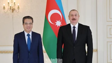 Tổng thống Azerbaijan Ilham Aliyev (bên phải) và Đại sứ Việt Nam tại Nga kiêm nhiệm Azerbaijan Đặng Minh Khôi.