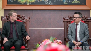 Tổng Biên tập Lê Quốc Minh tiếp đoàn đại biểu cấp cao Đảng Cánh tả Đức do ông Maximilian Schirmer, Phó Chủ tịch Đảng, làm trưởng đoàn tới thăm và làm việc tại Báo Nhân Dân. (Ảnh: THẾ ĐẠI)