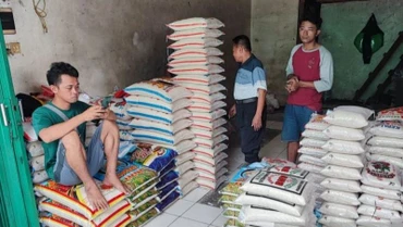 Thương lái tại chợ gạo Cipinang, Pulogadung, Đông Jakarta, ngày 23/2/2024. (Ảnh: Antara) 