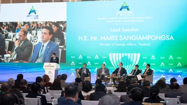 Quang cảnh Phiên toàn thể thứ nhất với chủ đề “Các xu hướng lớn tác động tới ASEAN và thế giới đến năm 2035” trong khuôn khổ Diễn đàn Tương lai ASEAN 2025. (Ảnh: SƠN TÙNG) 