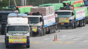 Các xe hàng viện trợ nhân đạo của Hàn Quốc dành cho Triều Tiên. (Ảnh tư liệu: YONHAP/TTXVN)