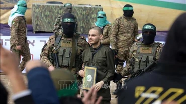 Lực lượng Hamas trao trả con tin Israel tại trại tị nạn al-Nuseirat, miền trung Dải Gaza ngày 22/2/2025. (Ảnh: THX/TTXVN)