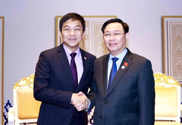 Chủ tịch Quốc hội Vương Đình Huệ gặp Chủ tịch Quốc hội Singapore Tan Chuan-Jin. (Ảnh: Doãn Tấn/TTXVN)