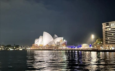 Nhà hát Con Sò tại trung tâm thành phố Sydney lung linh về đêm. (Ảnh: TTXVN)