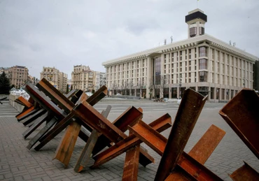 Hàng rào chống tăng trên đường phố Kiev, Ukraine, ngày 7/3/2022. (Ảnh: Reuters)