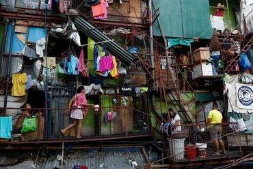 Sinh hoạt hằng ngày của người dân Philippines tại 1 khu dân cư ở Tondo, Manila, trong bối cảnh giãn cách xã hội để chống dịch Covid-19, ngày 4/5/2020. (Ảnh: Reuters)