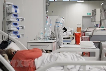 Điều trị cho bệnh nhân nhiễm Covid-19 tại bệnh viện ở Vácsava, Ba Lan. (Ảnh: PAP/TTXVN)