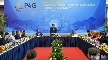 Thứ trưởng Giáo dục và Đào tạo Nguyễn Văn Phúc chủ trì Phiên thảo luận số 4 với chủ đề Đầu tư vào con người - Kiến tạo đội ngũ cho nền kinh tế tương lai. (Ảnh: DUY LINH) 