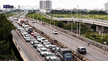Tình trạng ùn ứ kéo dài trên cao tốc Thành phố Hồ Chí Minh-Long Thành hướng về nút giao An Phú, sáng 3/9.