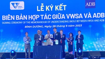Ông Nguyễn Ngọc Điệp, Chủ tịch Hội Cấp thoát nước Việt Nam và ông Shantanu Chakraborty, Giám đốc quốc gia ADB tại Việt Nam trao biên bản ghi nhớ. (Ảnh: ADB)