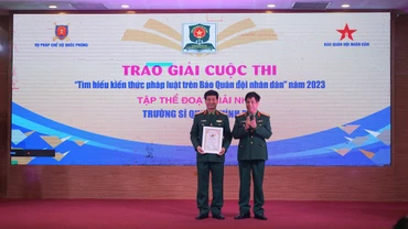 Thượng tướng Nguyễn Văn Nghĩa, Phó Tổng tham mưu trưởng Quân đội nhân dân Việt Nam trao giải nhất tập thể Cuộc thi “Tìm hiểu kiến thức pháp luật” trên Báo Quân đội nhân dân điện tử năm 2023 cho đại diện Trường Sĩ quan Chính trị. (Ảnh: TRUNG HƯNG)