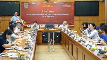 Toàn cảnh lễ Phát động chương trình bình chọn, tôn vinh “Gương sáng pháp luật” lần 3 năm 2025. (Ảnh: TRUNG HƯNG)