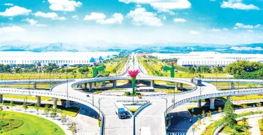 Cầu vượt vòng xuyến 2 tầng giữa quốc lộ 1A và đường sắt bắc-nam có đường trục chính từ cảng Chu Lai đến đường cao tốc Ðà Nẵng-Quảng Ngãi. 