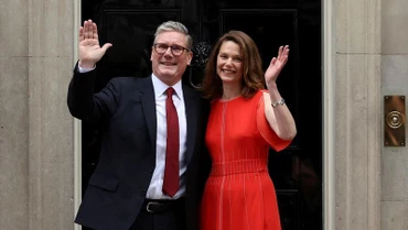 Tân Thủ tướng Anh Keir Starmer và phu nhân có mặt tại số 10 phố Downing, London, Anh, ngày 5/7/2024. (Ảnh: Reuters) 