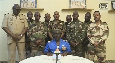 Đại tá Amadou Abdramane (ngồi), người phát ngôn của Hội đồng quốc gia bảo vệ Tổ quốc (CNSP) tại Niger, tuyên bố đảo chính trên truyền hình quốc gia ngày 26/7. (Ảnh: AFP/TTXVN)
