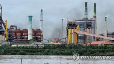 Khói bốc lên từ đám cháy tại nhà máy thép của POSCO ở thành phố Pohang, Hàn Quốc. (Ảnh: Yonhap)
