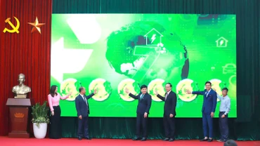 Các đại biểu thực hiện nghi thức phát động Ngày chuyển đổi xanh năm 2025. 