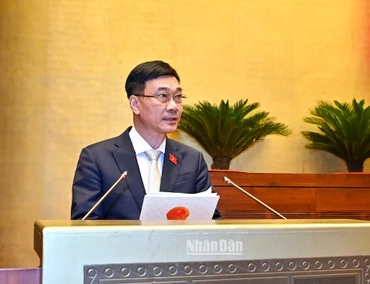 Chủ nhiệm Ủy ban Kinh tế của Quốc hội Vũ Hồng Thanh trình bày Báo cáo thẩm tra đánh giá bổ sung kết quả thực hiện Kế hoạch phát triển kinh tế-xã hội và ngân sách nhà nước năm 2022; tình hình thực hiện những tháng đầu năm 2023. (Ảnh: DUY LINH)