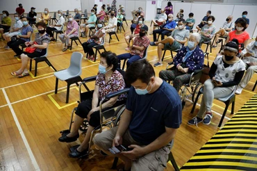 Người dân Singapore chờ theo dõi sau khi tiêm vaccine phòng Covid-19. (Ảnh tư liệu: REUTERS)