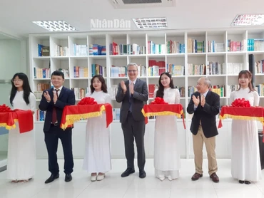 Khánh thành Thư viện Pháp ngữ trong khuôn viên Học viện Ngoại giao. (Ảnh: NGỌC KHÁNH)