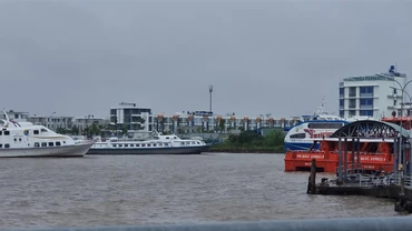 Do ảnh hưởng của vùng áp thấp giữa Biển Đông, phương tiện tàu vận tải hành khách tại Cảng Rạch Giá đã tạm ngưng hoạt động từ 6 giờ ngày 11/7.