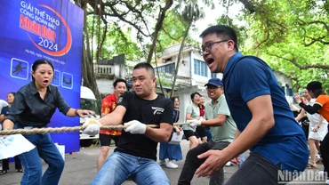 Cán bộ, công chức, viên chức, lao động, đoàn viên công đoàn Báo Nhân Dân tham gia môn thi kéo co.