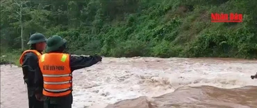 [Video] Nhiều đoạn đường ở khu vực biên giới Quảng Bình bị ngập sâu, chia cắt