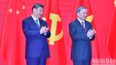 Tổng Bí thư Tô Lâm và Tổng Bí thư, Chủ tịch Trung Quốc Tập Cận Bình tại Gặp gỡ hữu nghị nhân dân Việt Nam-Trung Quốc. (Ảnh: ĐĂNG KHOA) 