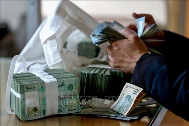 Nhân viên kiểm đồng bảng Liban tại văn phòng hối đoái ở Beirut. (Ảnh: AFP/TTXVN)