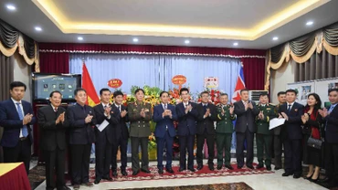 Các đại biểu tham dự buổi lễ. (Ảnh: Báo Thế giới và Việt Nam) 