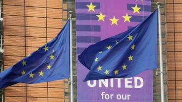 Cờ của Liên minh châu Âu bên ngoài Tòa nhà Berlaymont, trụ sở Ủy ban châu Âu tại Brussels, Bỉ. (Ảnh minh họa: Xinhua) 